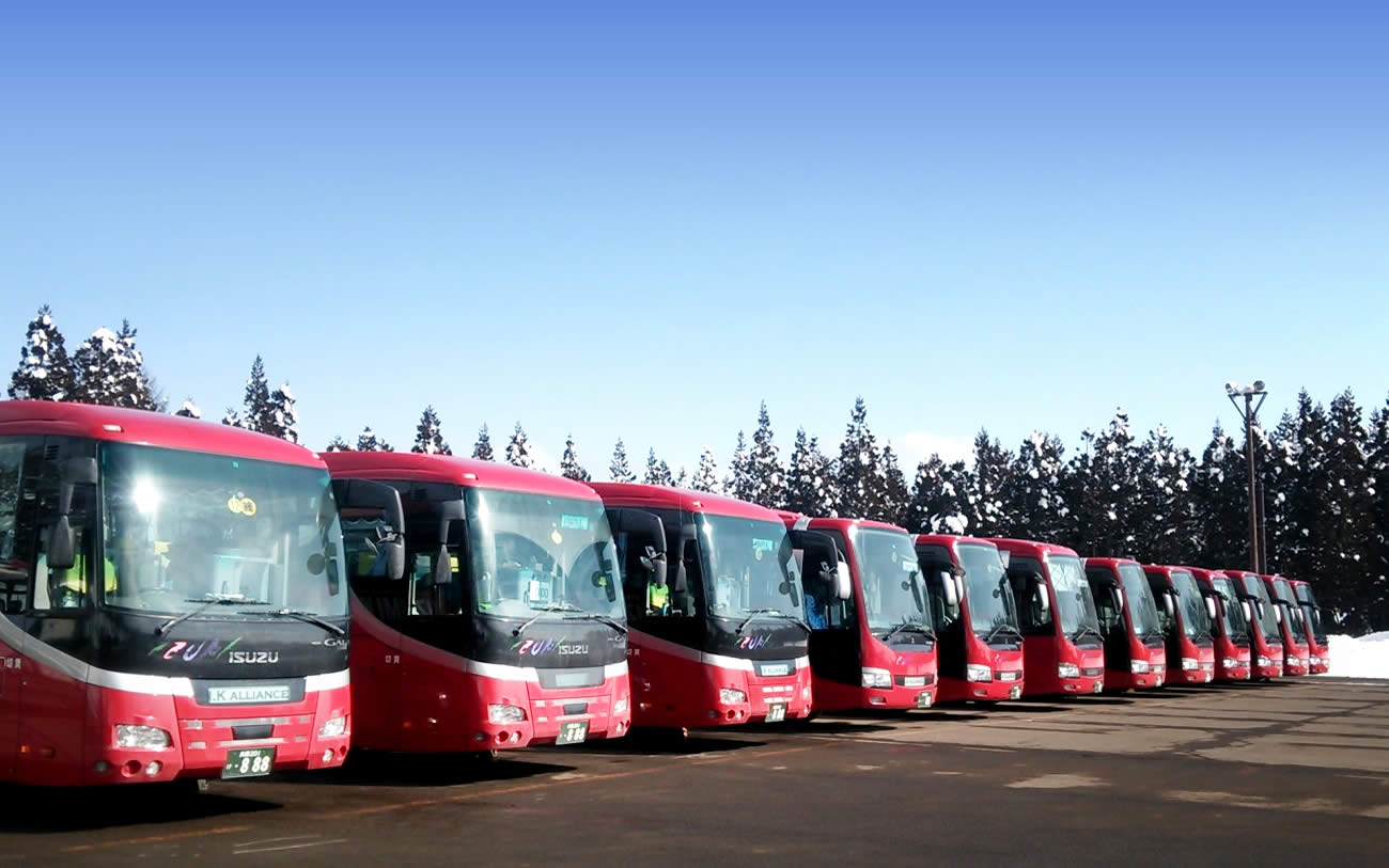 泉観光バス保有の赤い大型バスが横一列に並ぶかっこいいイメージ