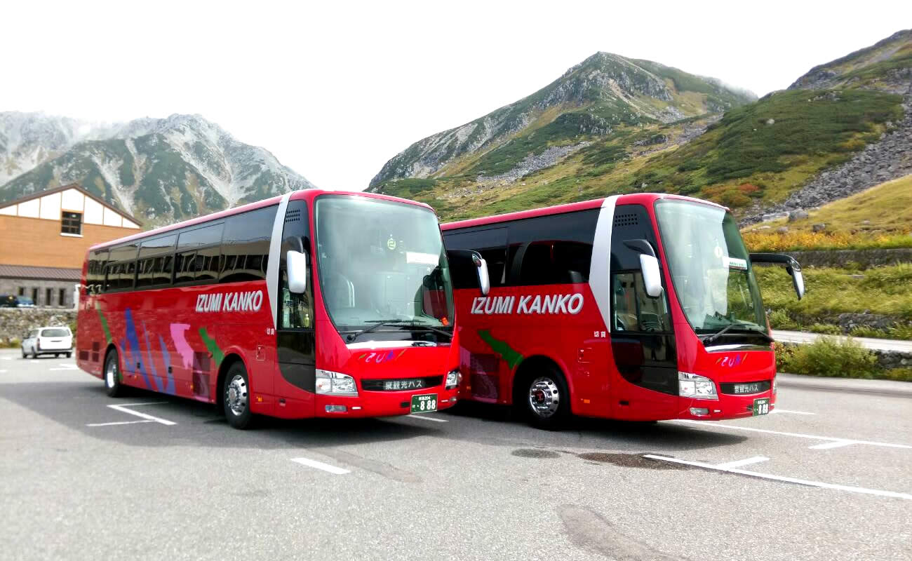 泉観光バスの、赤いバスのイメージ