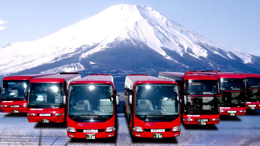 富士山と泉観光バスが並ぶイメージ