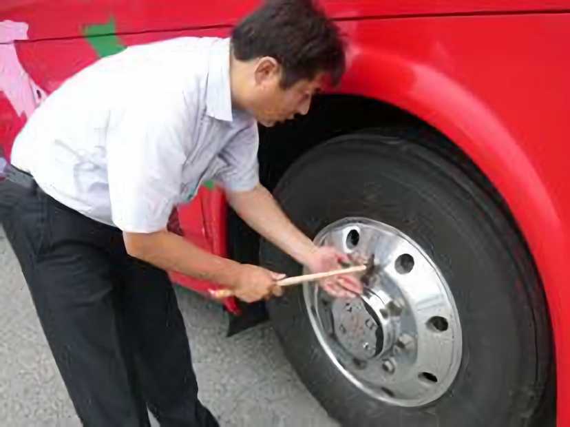 タイヤを固定しているナットを点検